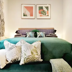 Apartment Lansdown 2br Old Coach House Near Town Centre - Retro Charm & Cozy Vibes By Suitely, Cheltenham